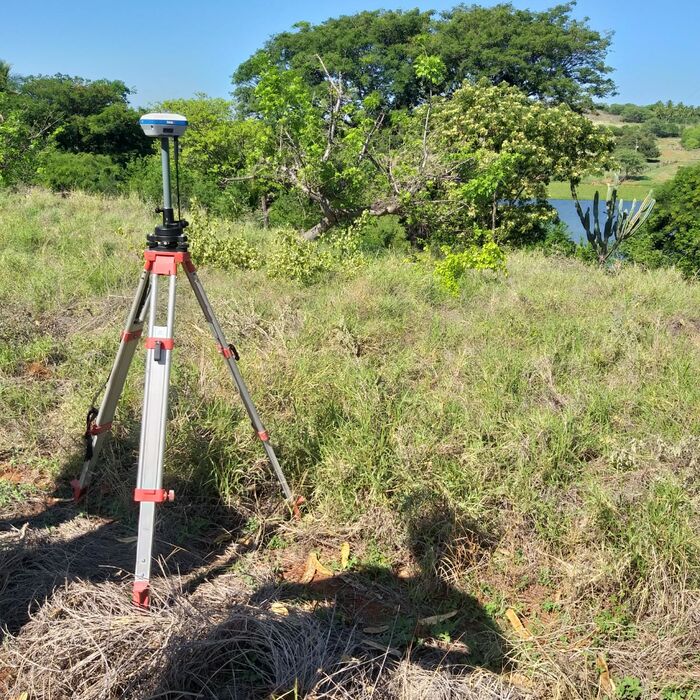 Levantamento topográfico com estação total em área de caatinga