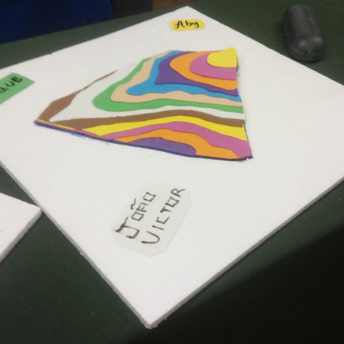 Maquete de curvas de nível produzida em atividade de ensino