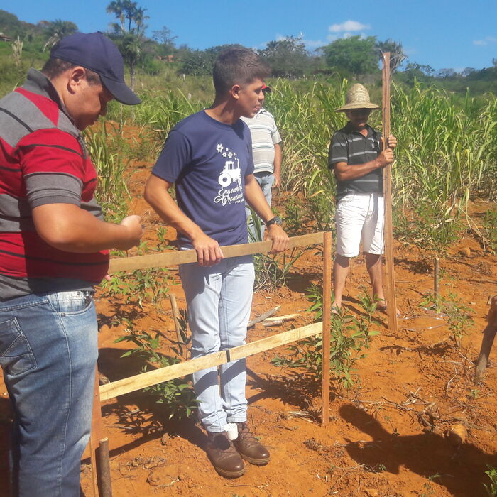 Medição em área de plantio com a equipe do laboratório